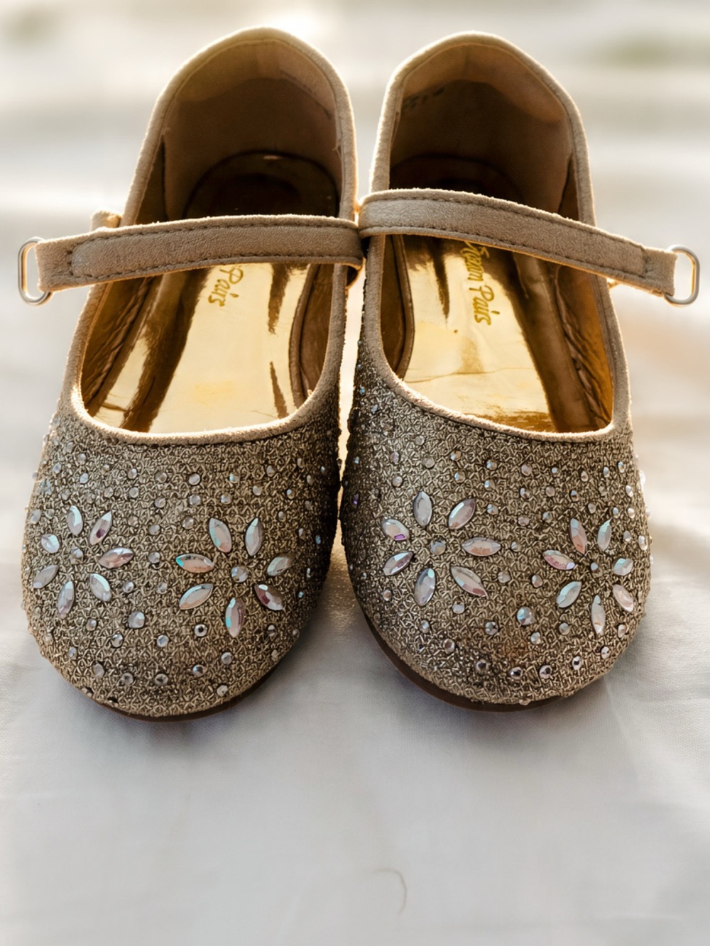 Kids Girls Dream Pairs Girls Gold Glitter Mary Jane Dress Shoes great condition